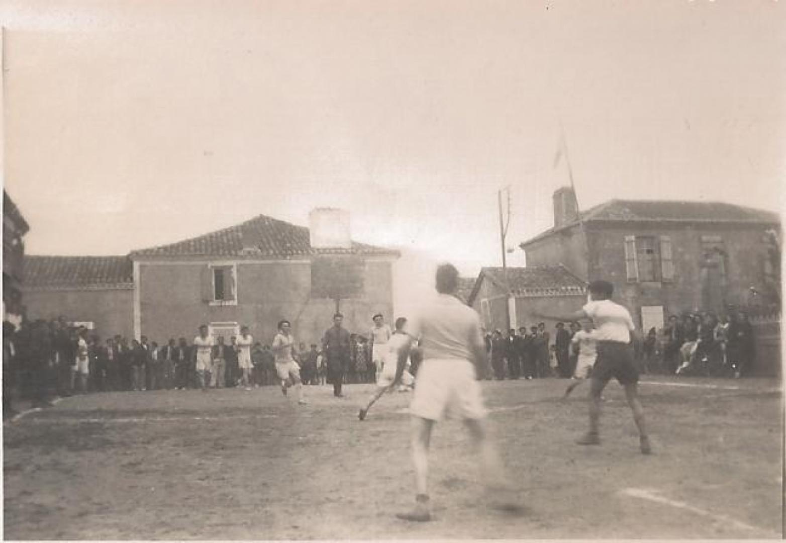 basket place école vers1954.jpg